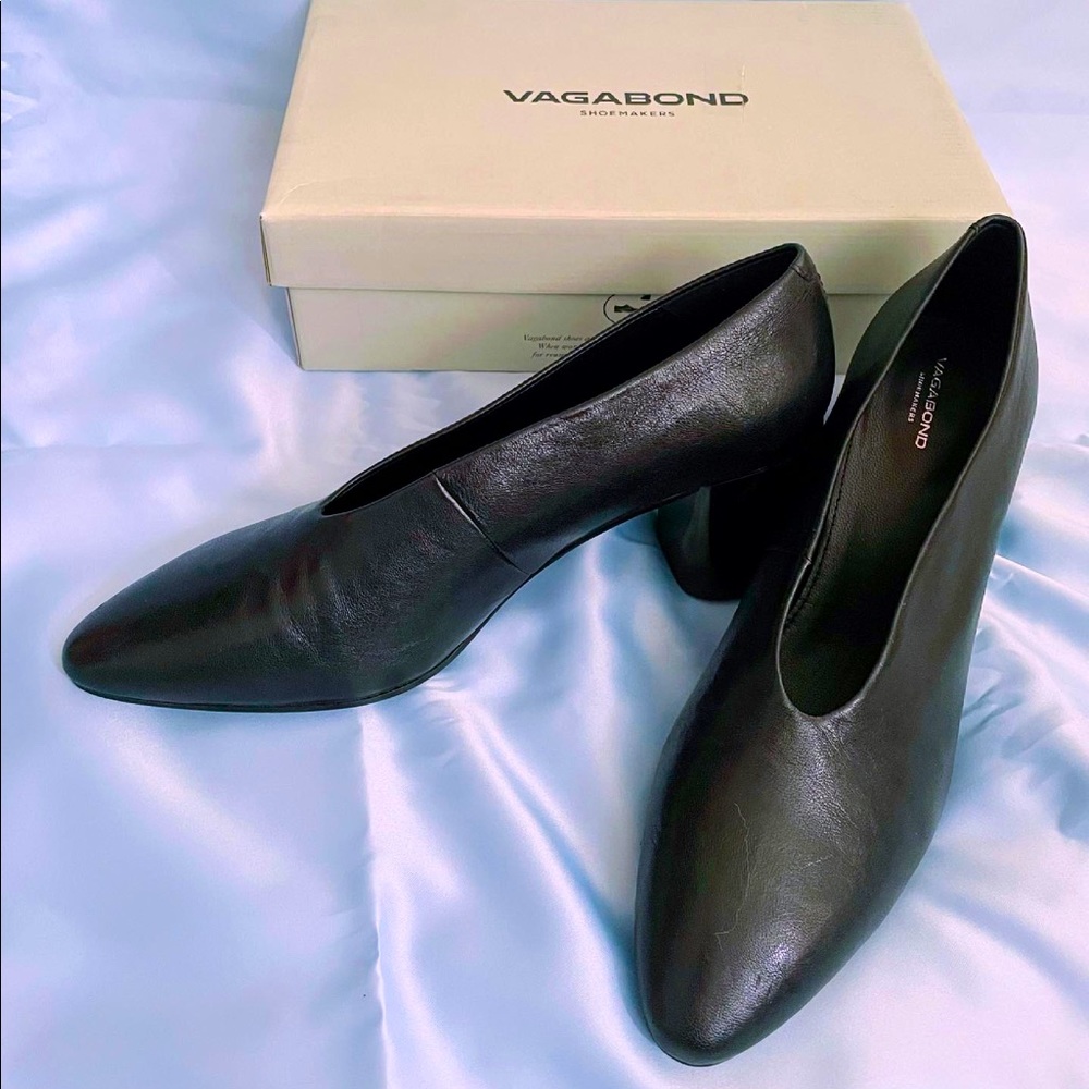 Vagabond Eve Block Heel V-Cut Pump